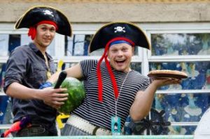 Pirmakursių stovykla piratų pilname Tortugos pasaulyje