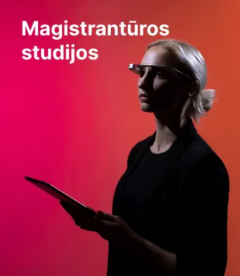 KTU Informatikos fakulteto studentė naudoja planšetinį kompiuterį ir išmaniuosius akinius raudoname ir rožiniame dekoratyviame fone. Fakultete siūlomos magistrantūros studijos: Dirbtinio intelekto informatika, Informacijos ir informacinių technologijų sauga, Nuotolinio mokymosi informacinės technologijos, Programų sistemų inžinerija, Veiklos skaitmeninimas ir sistemų architektūros. Rinkis KTU magistrantūros studijas.