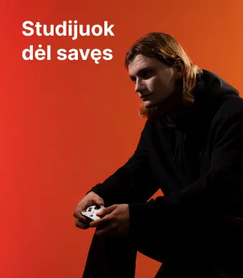 KTU Informatikos fakulteto studentė naudoja planšetinį kompiuterį ir išmaniuosius akinius raudoname ir rožiniame dekoratyviame fone. Fakultete siūlomos magistrantūros studijos: Dirbtinio intelekto informatika, Informacijos ir informacinių technologijų sauga, Nuotolinio mokymosi informacinės technologijos, Programų sistemų inžinerija, Veiklos skaitmeninimas ir sistemų architektūros. Rinkis KTU magistrantūros studijas.