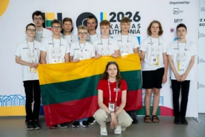 Lietuvos komanda Europos jaunių informatikos olimpiadoje (EJOI 2026) pozuoja su Lietuvos vėliava